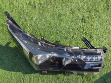 Laden Sie das Bild in den Galerie-Viewer, Frontscheinwerfer Toyota Corolla 81110-02E70-00 Rechts Scheinwerfer Headlight SCH2989308573me