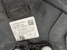 Laden Sie das Bild in den Galerie-Viewer, Frontscheinwerfer Mercedes-Benz A2069064703 LED Ein Stück (Rechts oder Links) SCH2339089254wb