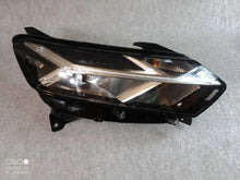 Laden Sie das Bild in den Galerie-Viewer, Frontscheinwerfer Dacia Sandero III 260101940R Vorderseite Headlight