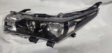 Laden Sie das Bild in den Galerie-Viewer, Frontscheinwerfer Toyota Corolla 81150-02E70-00 Links Scheinwerfer Headlight SCH5358868838vd