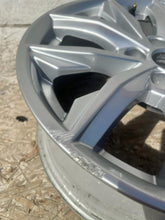 Load image into Gallery viewer, 1x Alufelge 17 Zoll 7.0&quot; 5x112 34ET Glanz Silber 80A601025 Audi Q5 Rim Wheel