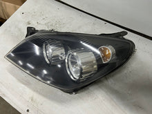 Laden Sie das Bild in den Galerie-Viewer, Frontscheinwerfer Opel Astra H 1EG27037001 Links Scheinwerfer Headlight