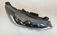 Laden Sie das Bild in den Galerie-Viewer, Frontscheinwerfer Ford Focus NX7B-13E014-CF Rechts Scheinwerfer Headlight SCH9395331778hm