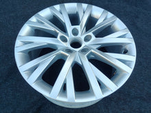 Laden Sie das Bild in den Galerie-Viewer, 1x Alufelge 18 Zoll 8.0" 5x112 44ET Glanz Silber 3V0601025AN Skoda Superb Iii FEL7469681773te
