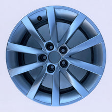 Laden Sie das Bild in den Galerie-Viewer, 1x Alufelge 17 Zoll 6.5&quot; 5x100 40ET Glanz Silber 657601025 Skoda Scala Rim Wheel