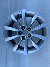 Laden Sie das Bild in den Galerie-Viewer, 1x Alufelge 17 Zoll 6.5&quot; 5x100 40ET Glanz Silber 657601025 Skoda Scala Rim Wheel