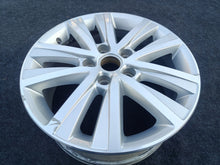Laden Sie das Bild in den Galerie-Viewer, 1x Alufelge 17 Zoll 7.0&quot; 5x120 55ET 7E0601025L VW Multivan Transporter Rim Wheel
