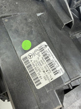 Laden Sie das Bild in den Galerie-Viewer, Frontscheinwerfer Mercedes-Benz W245 A1698207761 Ein Stück (Rechts oder Links) SCH6525419001ed