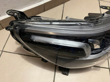 Laden Sie das Bild in den Galerie-Viewer, Frontscheinwerfer Toyota Hilux VIII 1EJ-923364 Rechts Scheinwerfer Headlight
