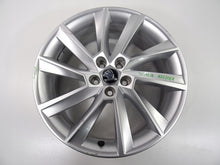 Laden Sie das Bild in den Galerie-Viewer, 1x Alufelge 17 Zoll 6.5&quot; 5x100 40ET Glanz Silber 657601025 Skoda Scala Rim Wheel