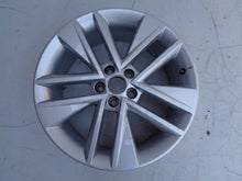 Laden Sie das Bild in den Galerie-Viewer, 1x Alufelge 17 Zoll 7.0&quot; 5x100 46ET 6V0601025C Skoda Rim Wheel