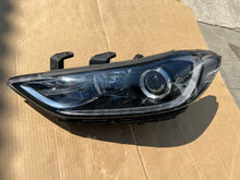 Laden Sie das Bild in den Galerie-Viewer, Frontscheinwerfer Hyundai Elantra 92101-F2 Halogen Links Scheinwerfer Headlight