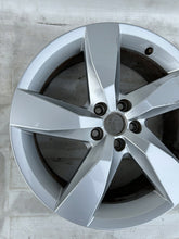 Laden Sie das Bild in den Galerie-Viewer, 1x Alufelge 17 Zoll 6.5&quot; 5x112 39ET 2GM601025A VW T-Cross Rim Wheel