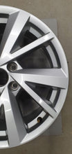 Laden Sie das Bild in den Galerie-Viewer, 1x Alufelge 17 Zoll 7.0&quot; 5x112 45ET Glanz Silber 81A601025C Audi Q2 Rim Wheel