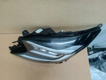 Laden Sie das Bild in den Galerie-Viewer, Frontscheinwerfer Toyota Aygo X Full LED Links Scheinwerfer Headlight