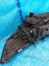 Laden Sie das Bild in den Galerie-Viewer, Frontscheinwerfer Kia Carens 92102-A4 LED Rechts Scheinwerfer Headlight