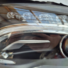 Laden Sie das Bild in den Galerie-Viewer, Frontscheinwerfer Mercedes-Benz Gla A1569061700 Bi-Xenon Rechts oder Links SCH9825214061xy