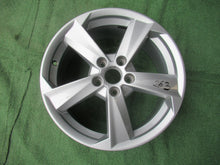 Laden Sie das Bild in den Galerie-Viewer, 1x Alufelge 17 Zoll 7.0&quot; 5x112 45ET Glanz Silber 81A601025 Audi Q2 Rim Wheel