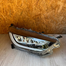 Load image into Gallery viewer, Frontscheinwerfer Toyota Yaris Ein Satz Scheinwerfer Headlight SCH4659101856ij