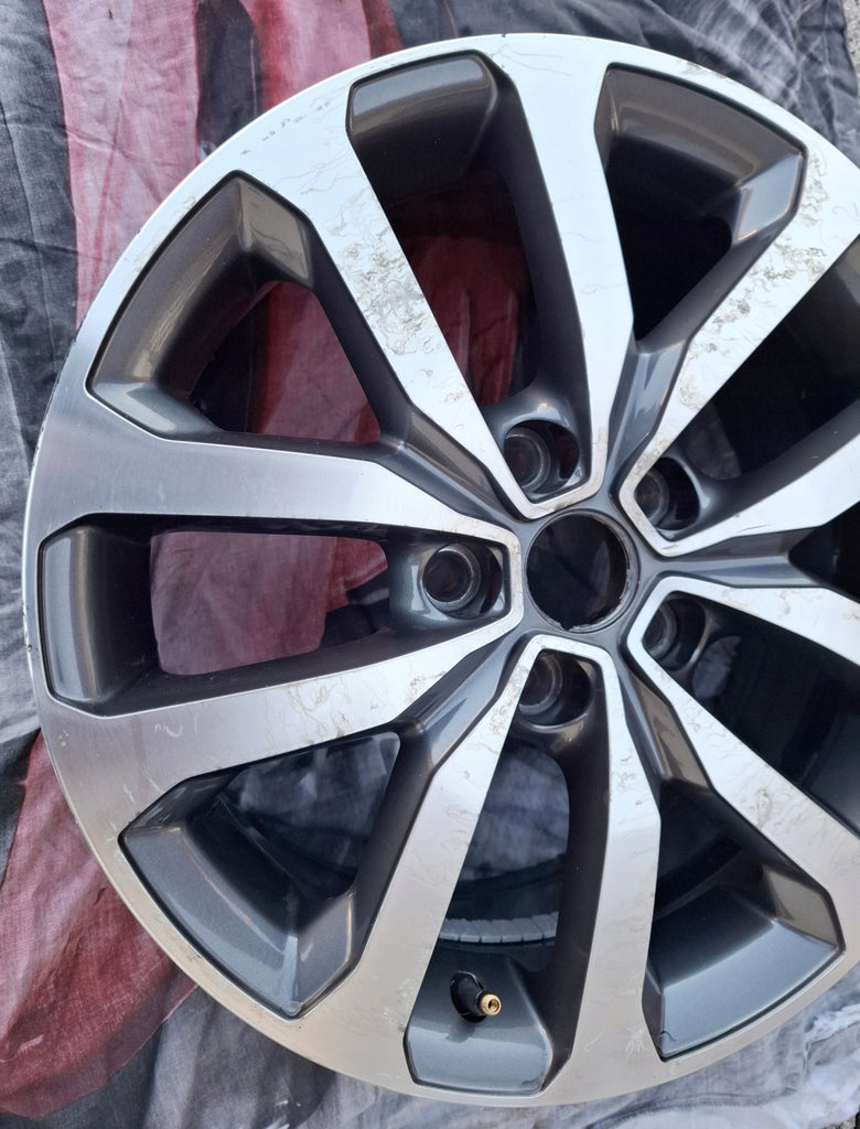 1x Alufelge 17 Zoll 7.0" 5x114.3 40ET Glanz Silber 403004615R 403004770R Mg FEL4730103727um