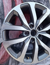 Load image into Gallery viewer, 1x Alufelge 17 Zoll 7.0" 5x114.3 40ET Glanz Silber 403004615R 403004770R Mg FEL4730103727um