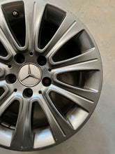 Laden Sie das Bild in den Galerie-Viewer, 1x Alufelge 16 Zoll 8.0&quot; 5x112 46ET Glanz Graphit A2124015802 Mercedes-Benz W212