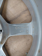 Load image into Gallery viewer, 4x Alufelge 17 Zoll 6.5" 5x112 44ET Glanz Silber A1774011200 Mercedes-Benz FEL5164992875qr