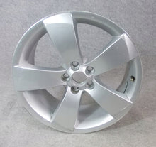 Laden Sie das Bild in den Galerie-Viewer, 1x Alufelge 17 Zoll 7.0&quot; 5x100 41ET Glanz Silber 5J7601025B Skoda Fabia Ii