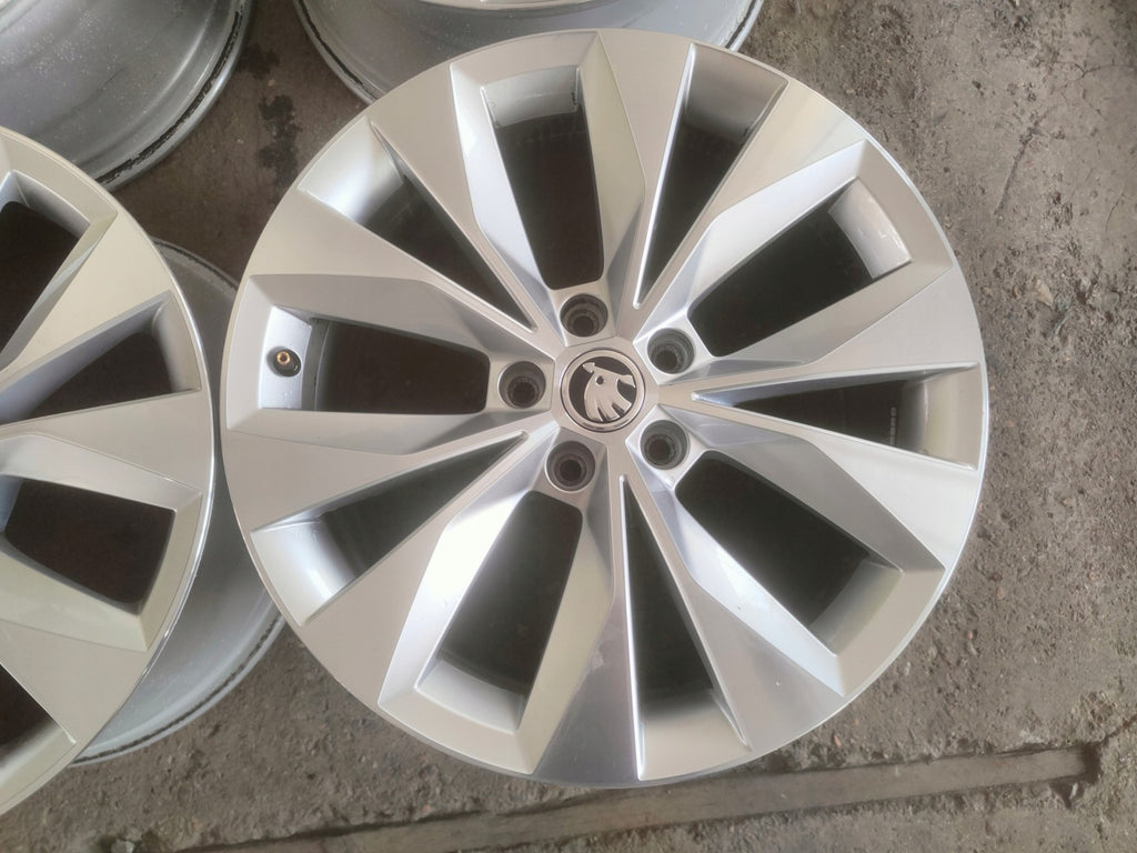 4x Alufelge 18 Zoll 8.0" 5x112 44ET Glanz Silber 3V0601025R Skoda Superb I FEL9140175262zy