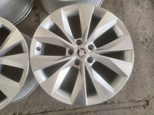 Laden Sie das Bild in den Galerie-Viewer, 4x Alufelge 18 Zoll 8.0" 5x112 44ET Glanz Silber 3V0601025R Skoda Superb I FEL9140175262zy