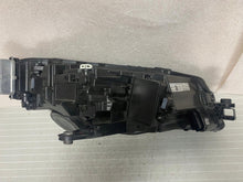 Laden Sie das Bild in den Galerie-Viewer, Frontscheinwerfer Skoda Superb III 3V1941015C LED Links Scheinwerfer Headlight SCH2609354940ry