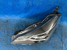 Laden Sie das Bild in den Galerie-Viewer, Frontscheinwerfer Toyota Yaris Links Scheinwerfer Headlight