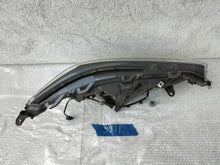 Laden Sie das Bild in den Galerie-Viewer, Frontscheinwerfer Toyota Rav 4 81110-02S80 Ein Stück (Rechts oder Links)