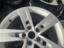 Load image into Gallery viewer, 1x Alufelge 17 Zoll 7.0&quot; 5x112 49ET Glanz Silber 5F0601025 Seat Leon Rim Wheel