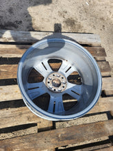 Laden Sie das Bild in den Galerie-Viewer, 1x Alufelge 17 Zoll 7.5&quot; 5x108 44ET 9677989777 Peugeot Rim Wheel