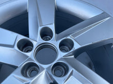 Laden Sie das Bild in den Galerie-Viewer, 1x Alufelge 16 Zoll 7.0&quot; 5x100 46ET Glanz Silber 6V0601025 Skoda Fabia Iii