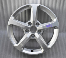 Laden Sie das Bild in den Galerie-Viewer, 1x Alufelge 16 Zoll 6.5&quot; 5x112 43ET Glanz Silber 81A601025 Audi Q2 Rim Wheel