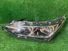 Load image into Gallery viewer, Frontscheinwerfer Toyota Corolla 81170-02L50-00 Links Scheinwerfer Headlight