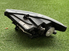 Load image into Gallery viewer, Frontscheinwerfer Ford FR3B-13005-C Rechts Scheinwerfer Headlight SCH9174882330cr