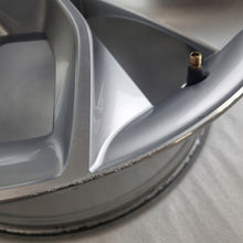 Laden Sie das Bild in den Galerie-Viewer, 1x Alufelge 19 Zoll 8.0" 5x112 45ET Glanz Silber 57A601025Q Skoda Karoq FEL4260052593vj