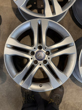 Laden Sie das Bild in den Galerie-Viewer, 4x Alufelge 18 Zoll 7.0" 5x112 46ET Glanz Silber A1564010102 Mercedes-Benz FEL1837969382vy