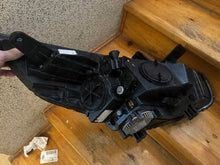 Laden Sie das Bild in den Galerie-Viewer, Frontscheinwerfer Kia Carens Ein Stück (Rechts oder Links) Headlight