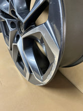 Laden Sie das Bild in den Galerie-Viewer, 1x Alufelge 19 Zoll 7.5&quot; 5x112 48ET Glanz Silber 5E3601025 Skoda Octavia