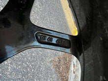 Load image into Gallery viewer, 1x Alufelge 18 Zoll 7.5&quot; 5x110 41ET Glanz Schwarz 50561169 Alfa Romeo Giulietta