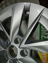 Laden Sie das Bild in den Galerie-Viewer, 1x Alufelge 17 Zoll 46ET Silber 5E3601025 Skoda Octavia I Rim Wheel FEL7991561510dp