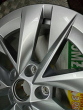 Load image into Gallery viewer, 1x Alufelge 17 Zoll 46ET Silber 5E3601025 Skoda Octavia I Rim Wheel FEL7991561510dp