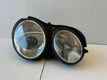 Laden Sie das Bild in den Galerie-Viewer, Frontscheinwerfer Mercedes-Benz 2158200261 Rechts Scheinwerfer Headlight