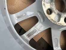 Laden Sie das Bild in den Galerie-Viewer, 1x Alufelge 16 Zoll 6.5&quot; 5x114.3 45ET Glanz Silber PZ49P-E0672 Toyota Avensis