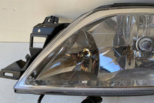 Laden Sie das Bild in den Galerie-Viewer, Frontscheinwerfer Ford WR2A13006 Links Scheinwerfer Headlight