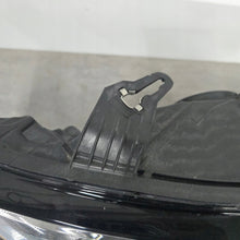 Laden Sie das Bild in den Galerie-Viewer, Frontscheinwerfer Audi A1 82A941003 Ein Stück (Rechts oder Links) Headlight SCH8834287228ae